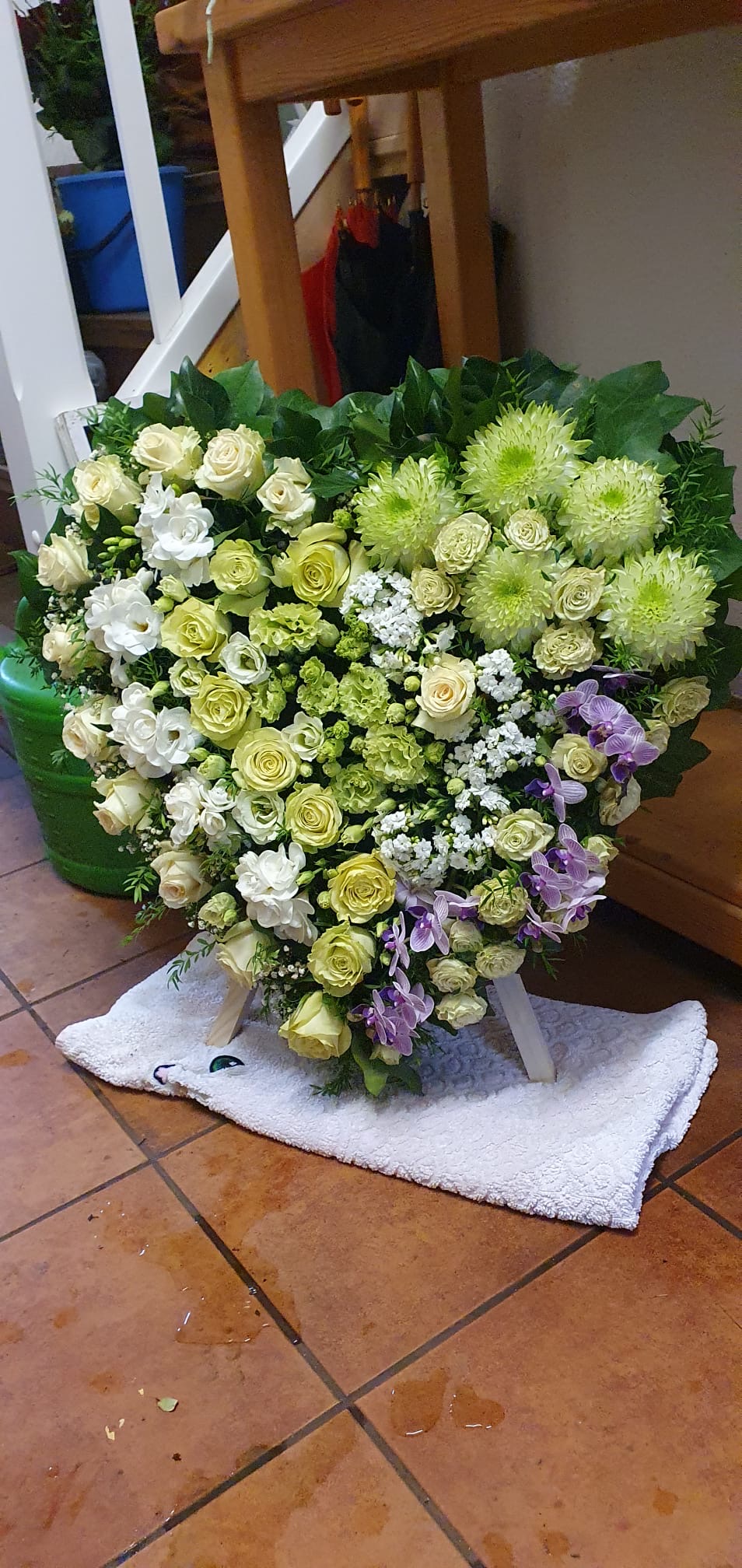 Herzgesteck in Wei&szlig; und Gr&uuml;n mit Orchideen