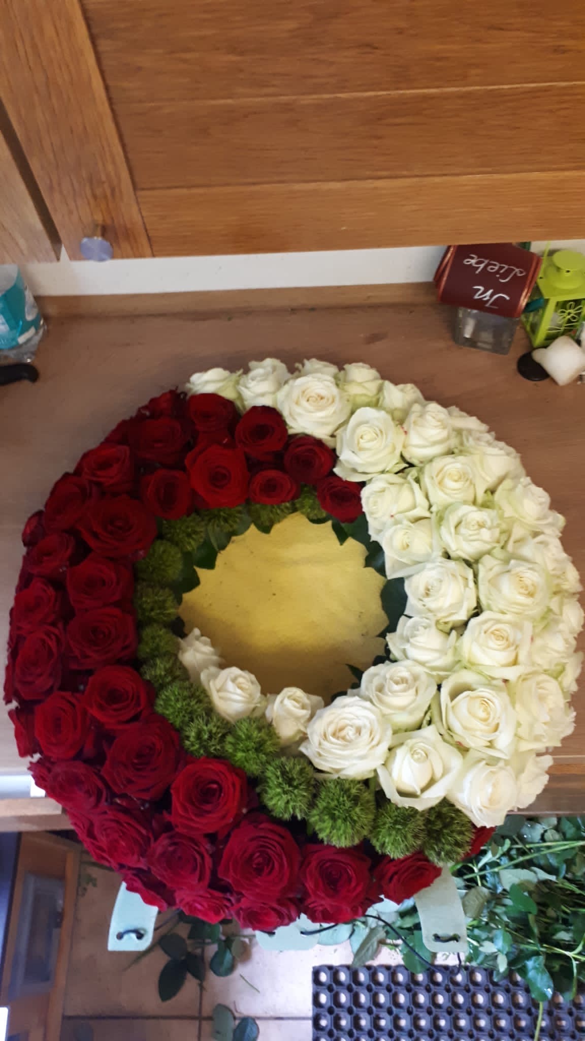 Blumenkranz mit roten und wei&szlig;en Rosen