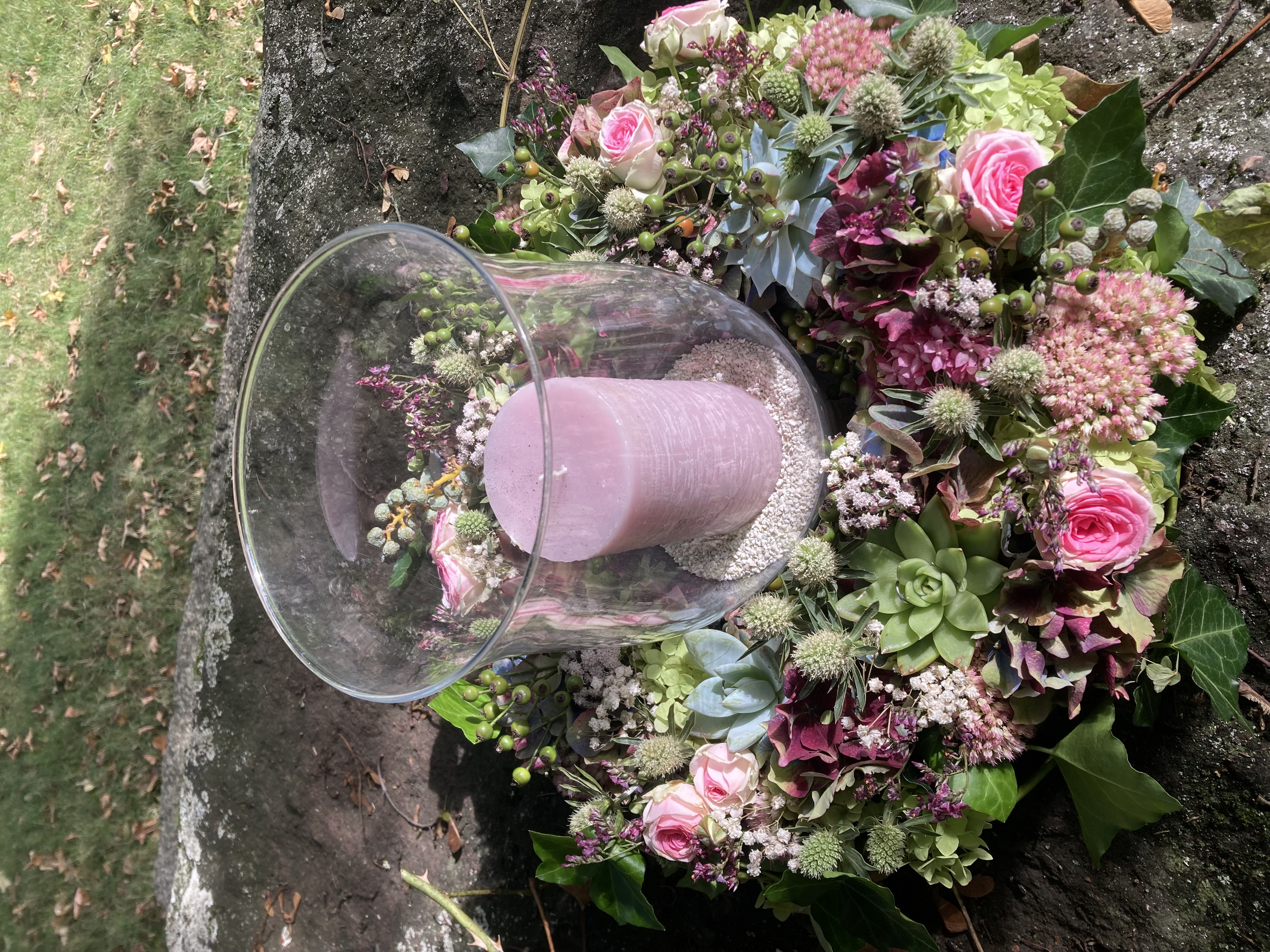 Frühlingsgesteck mit Kerze und Rosen