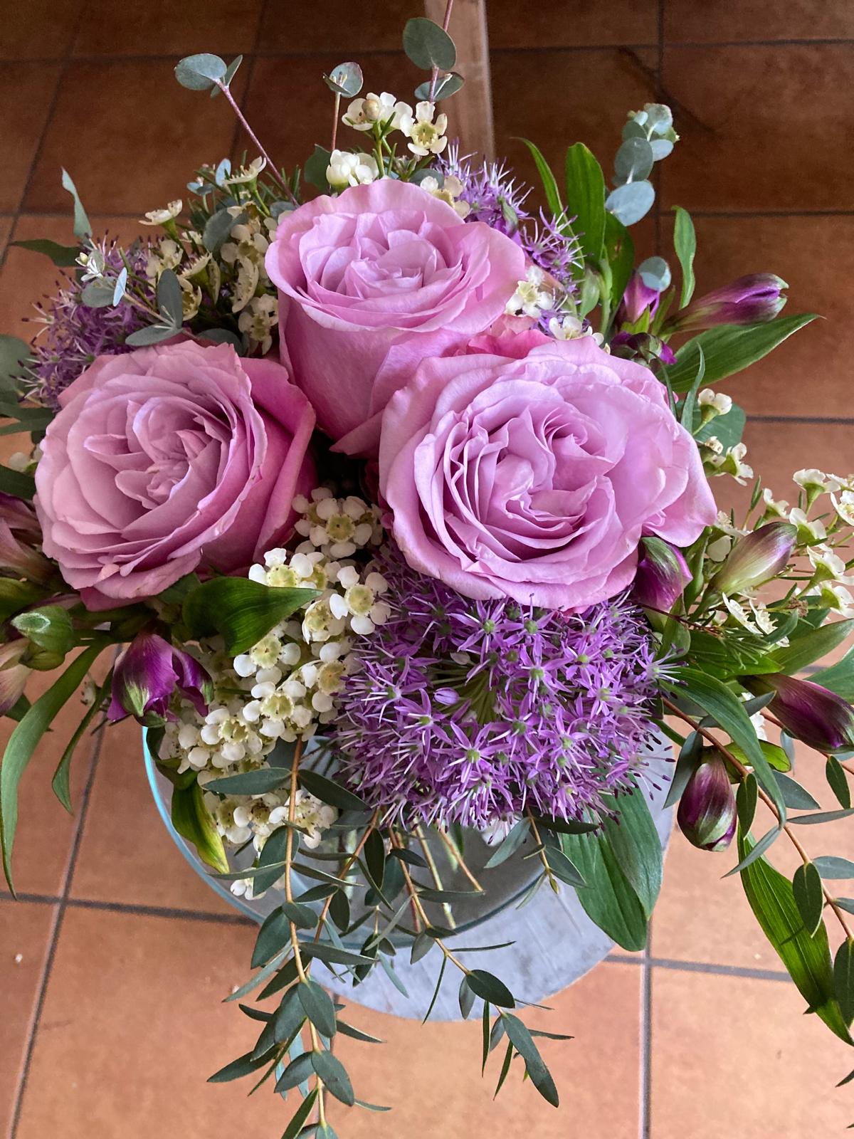 Rosa Rosen mit Allium und Eukalyptus