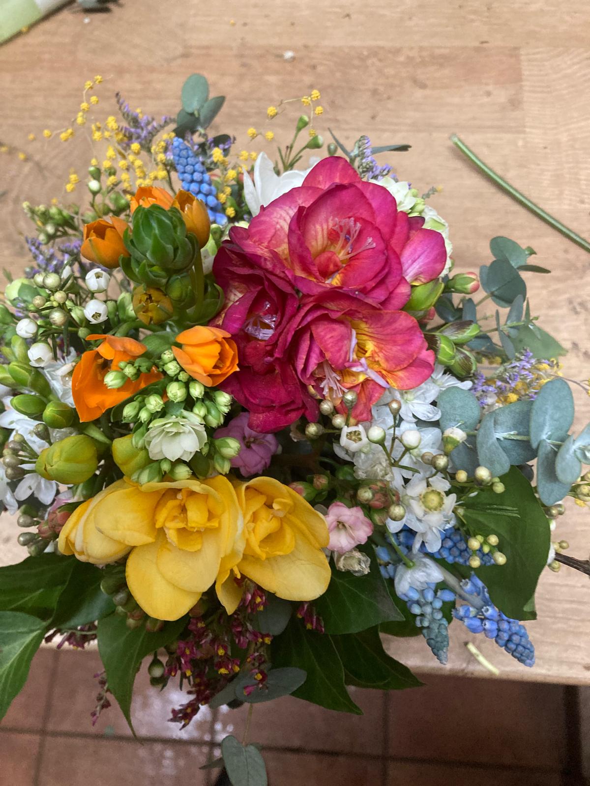 Bunter Freesienstrauß