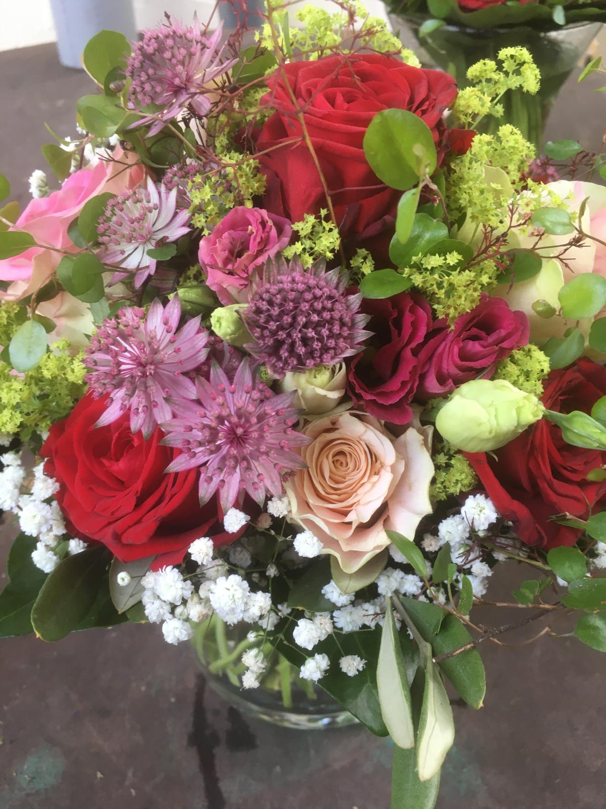 Rosenstrauß mit Astrantia und Schleierkraut