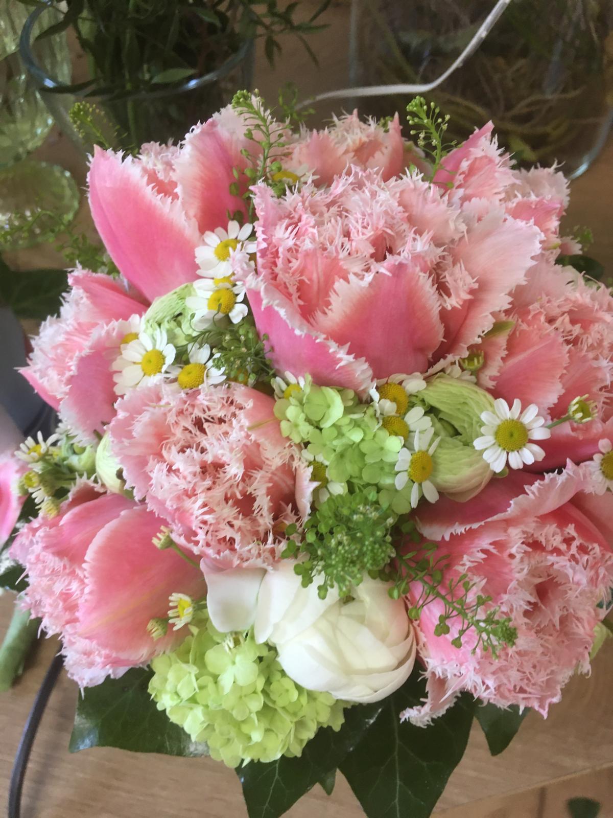 Strauß mit rosa Fransentulpen und Kamille