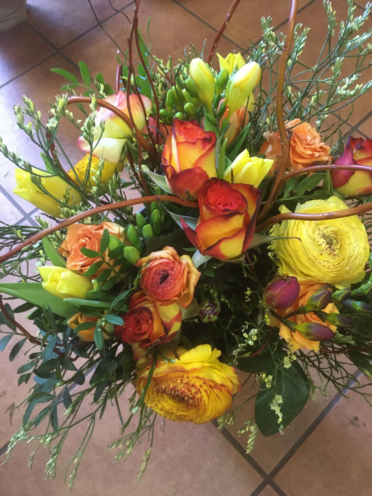 Herbststrauß mit Ranunkeln und Rosen in Orange und Gelb