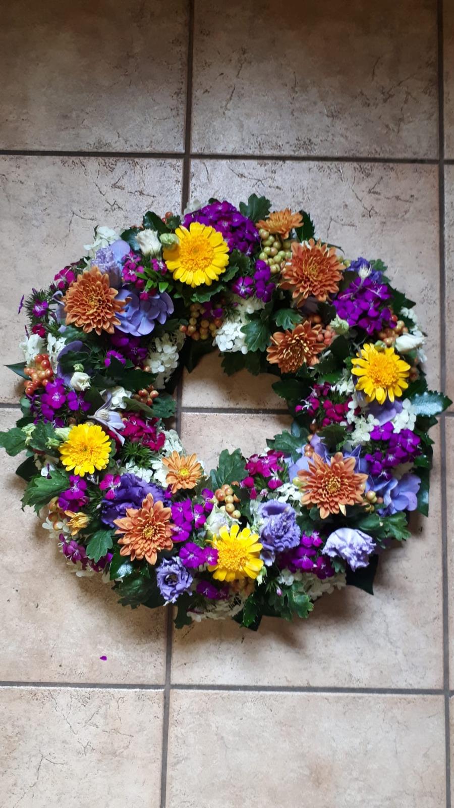 Bunter Blumenkranz mit Chrysanthemen