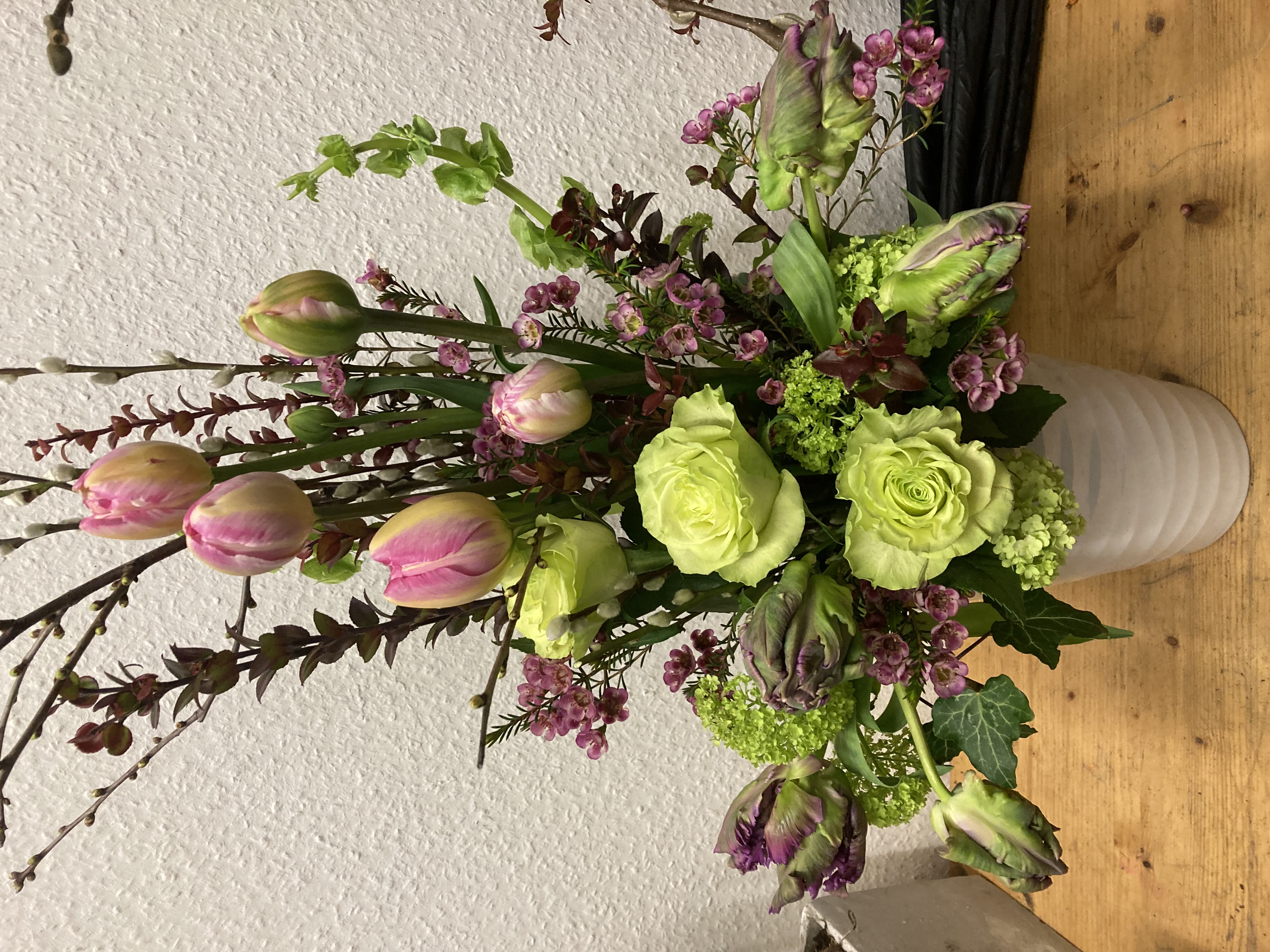 Strauß mit grünen Rosen und Tulpen