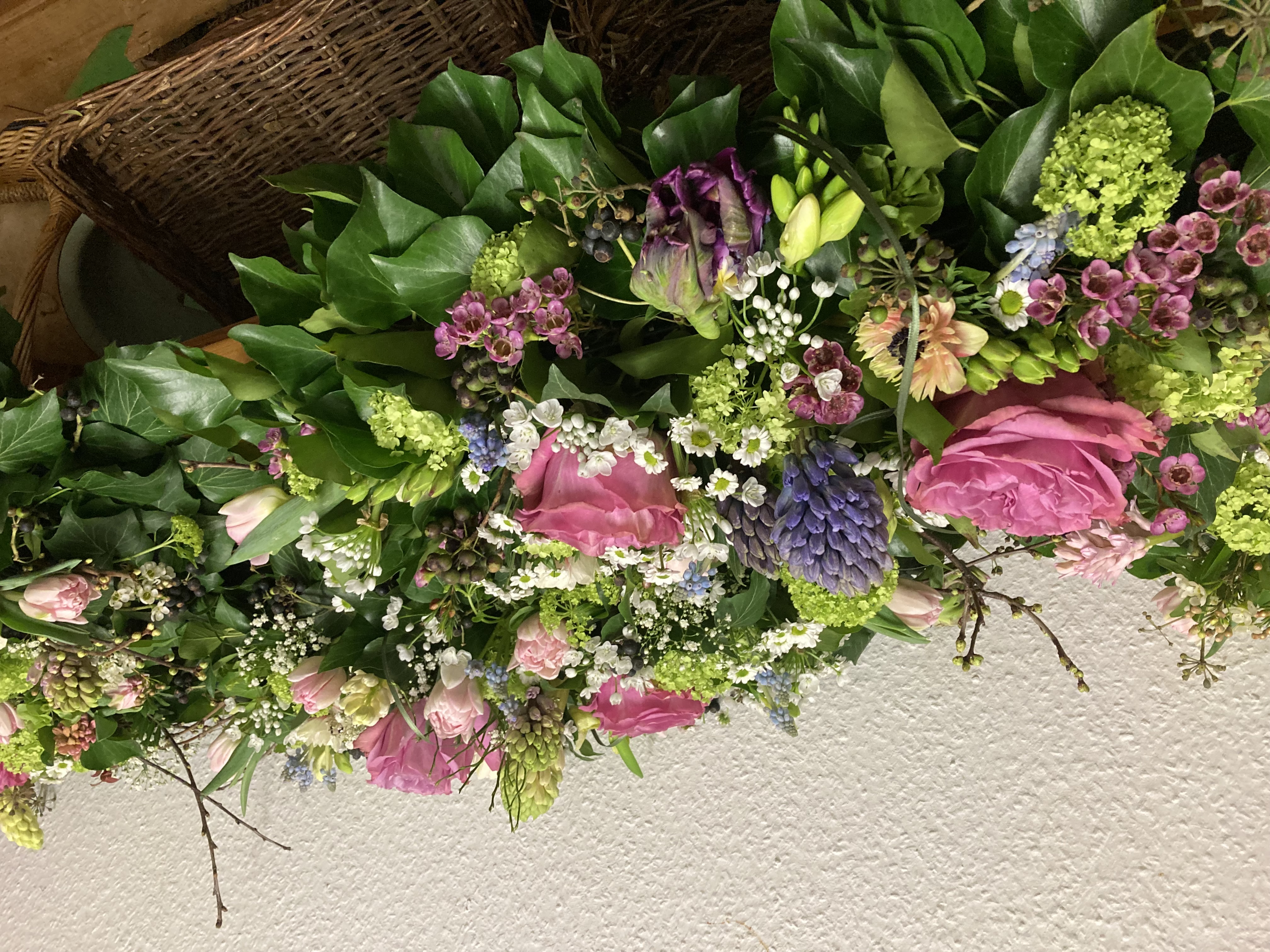 Üppiges Blumengesteck mit Rosen und Hyazinthen