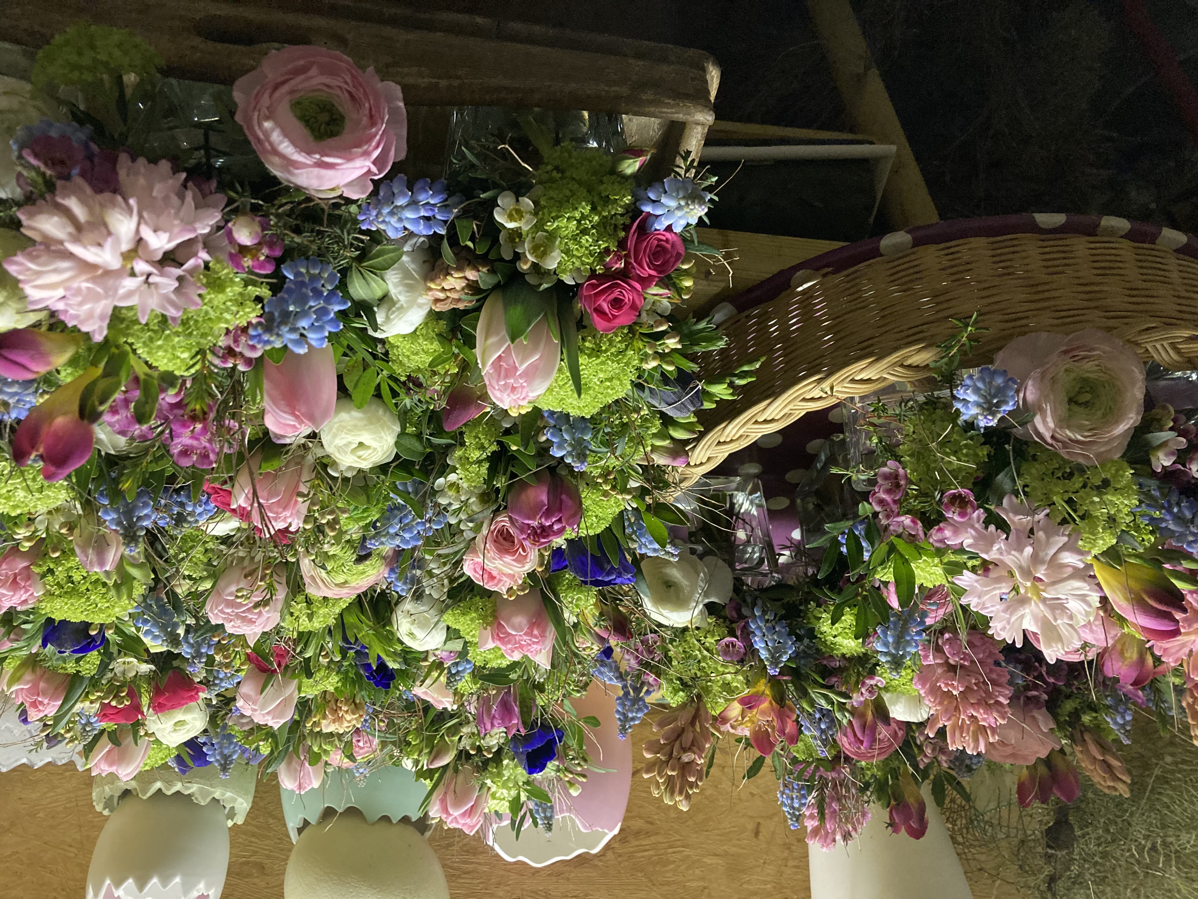 Zwei große Blumensträuße mit Ranunkeln und Tulpen