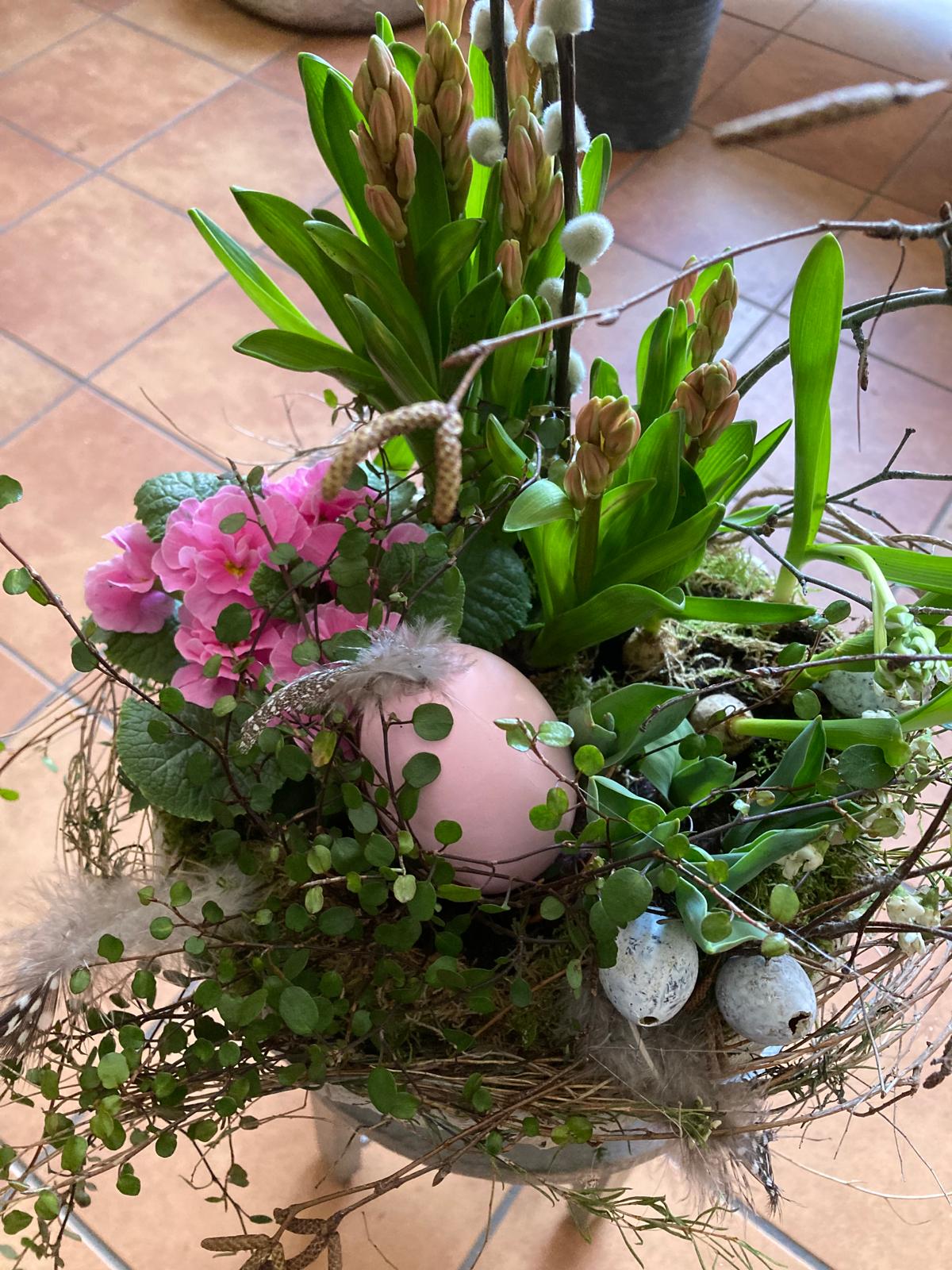 Ostergesteck mit Hyazinthen und Osterei
