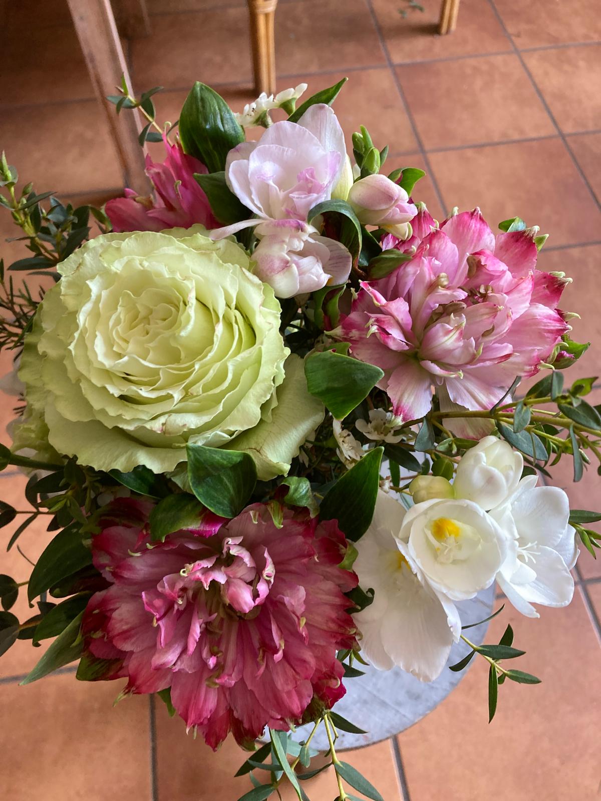 Strauß mit grüner Rose und Freesien