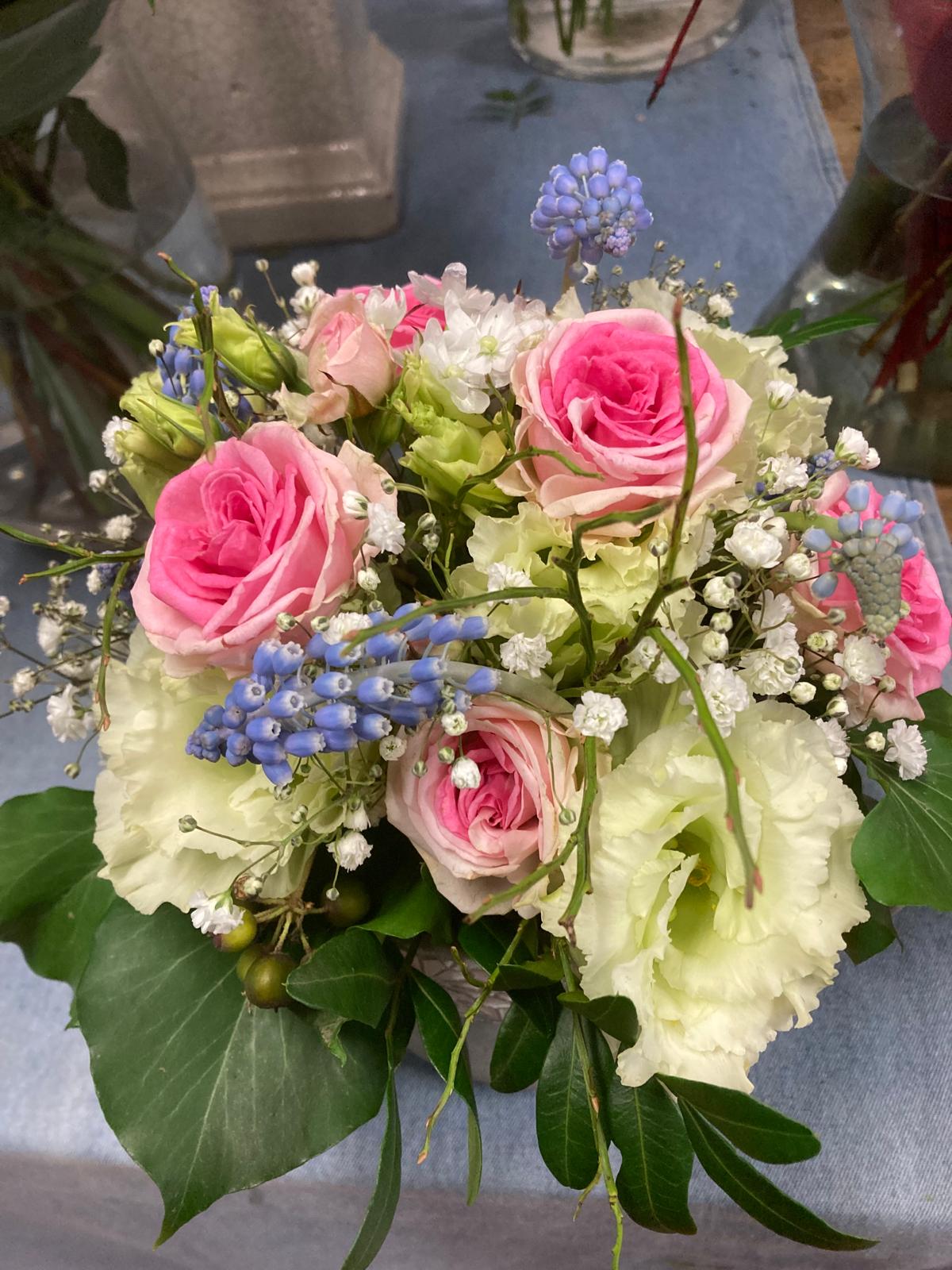 Rosa Rosen mit Traubenhyazinthen und Lisianthus