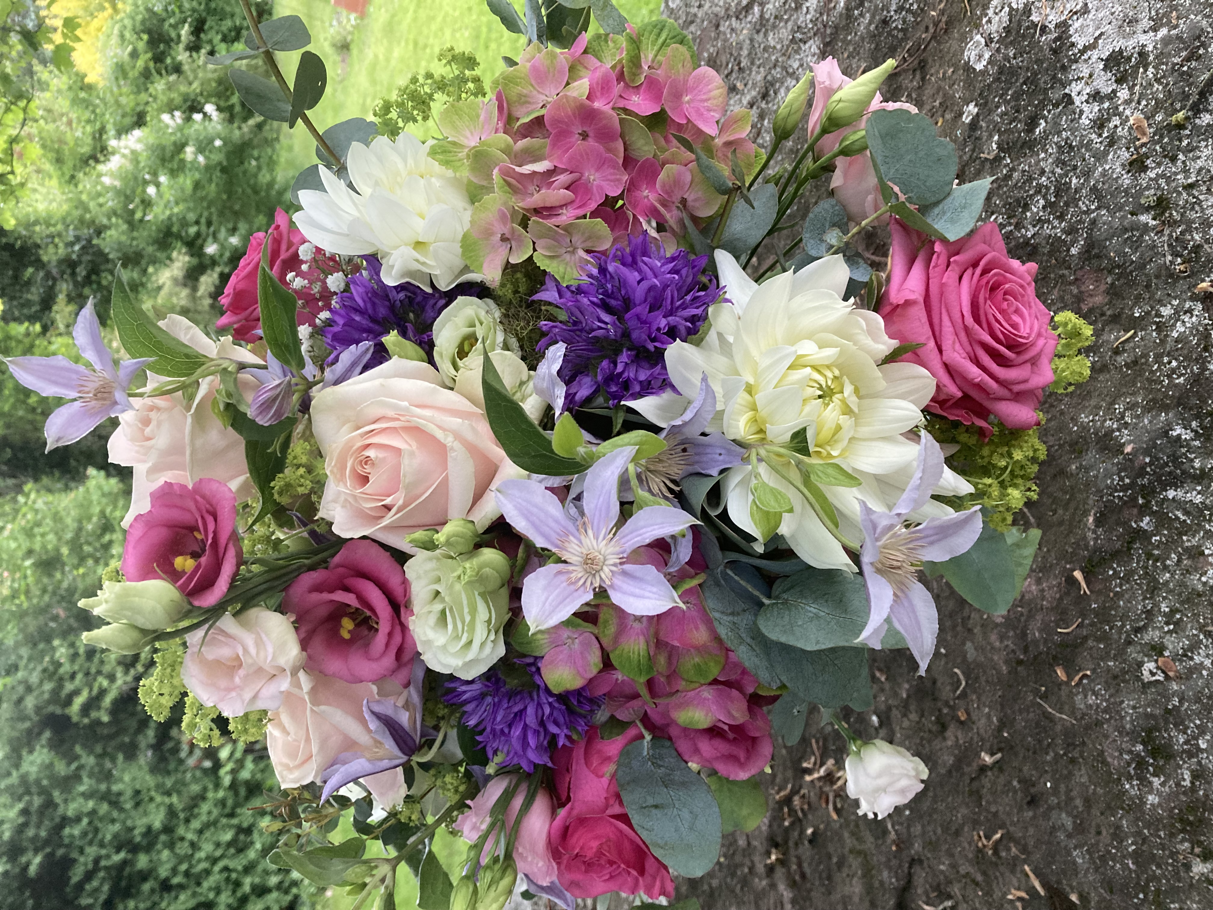 Sommerstrauß mit Rosen und Dahlien