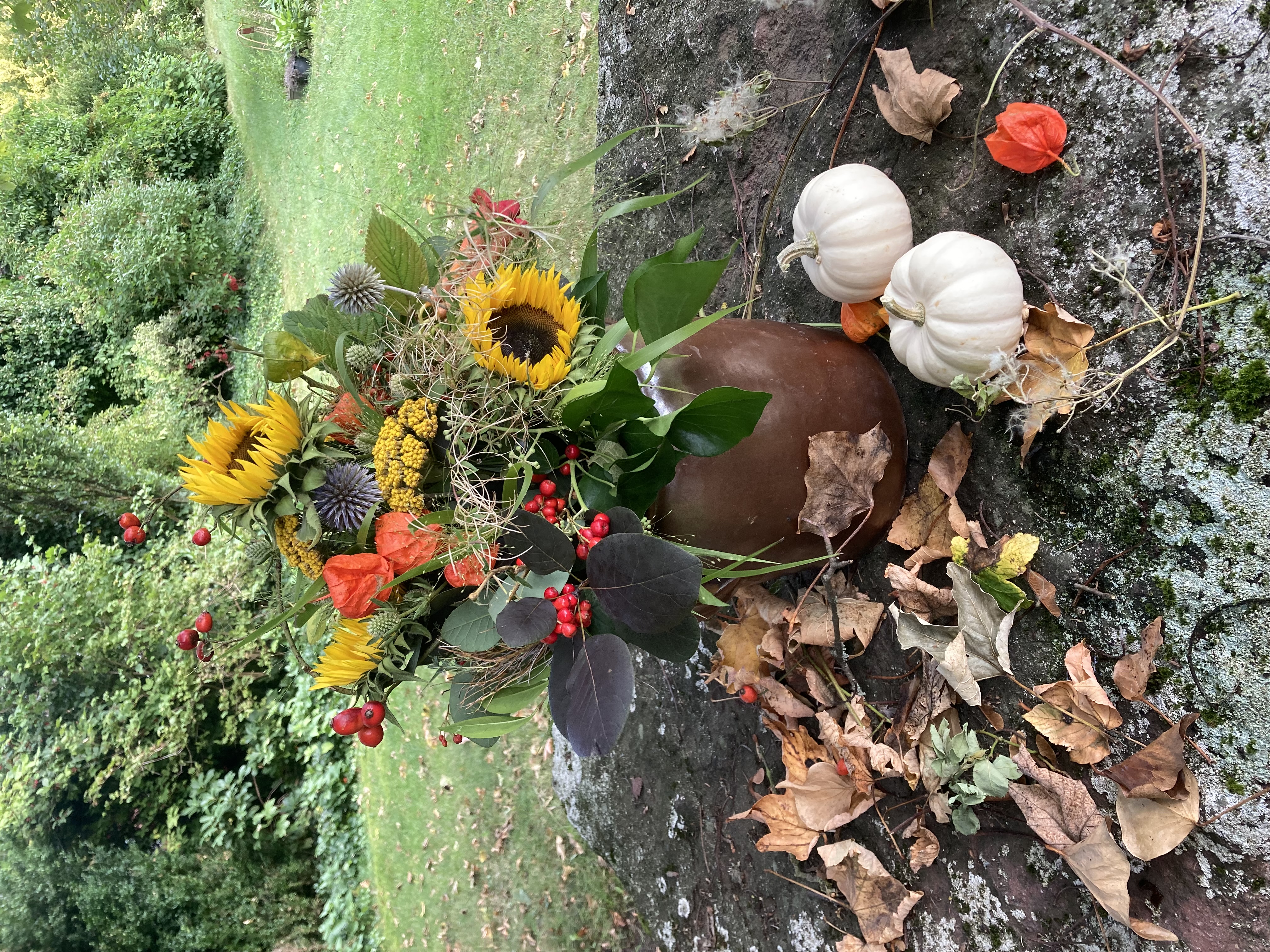 Herbstgesteck mit Sonnenblumen