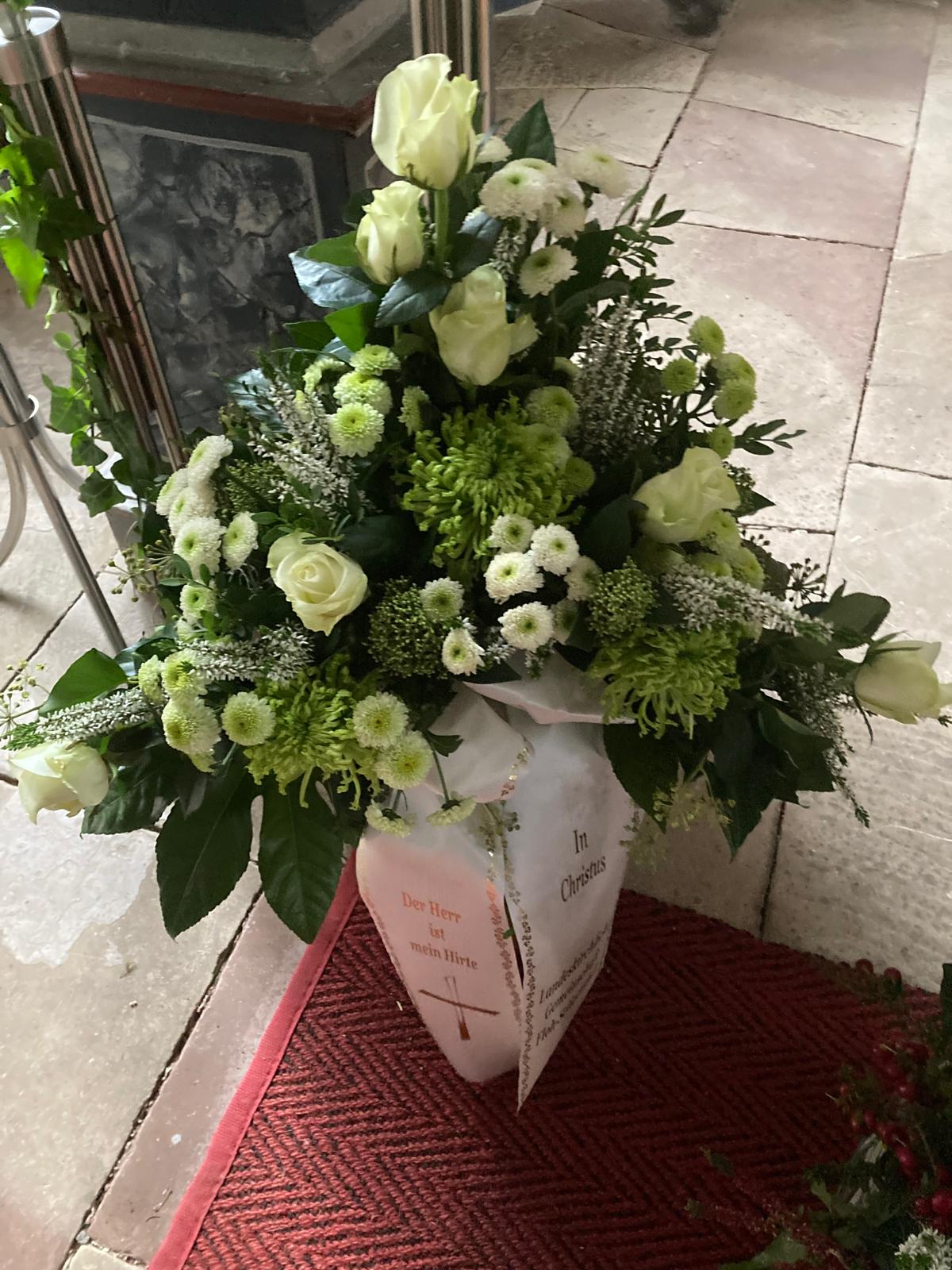 Trauergesteck mit weißen Rosen und Schleife