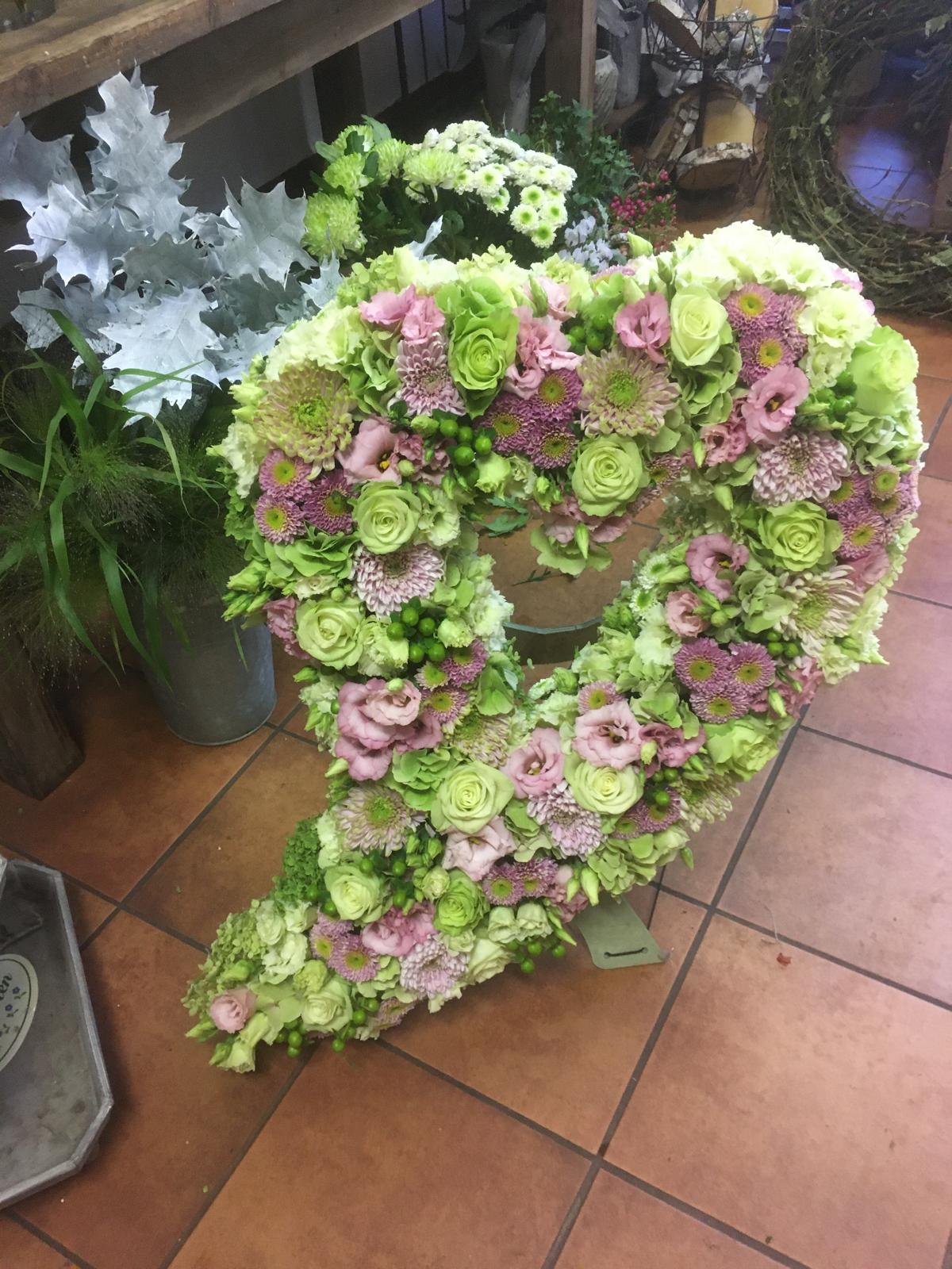 Trauerherz mit grünen Rosen und Lisianthus