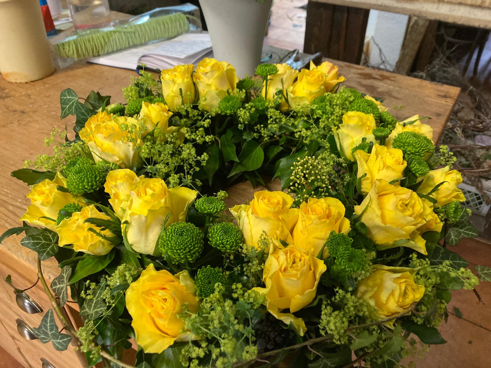 Trauerkranz mit gelben Rosen und Frauenmantel