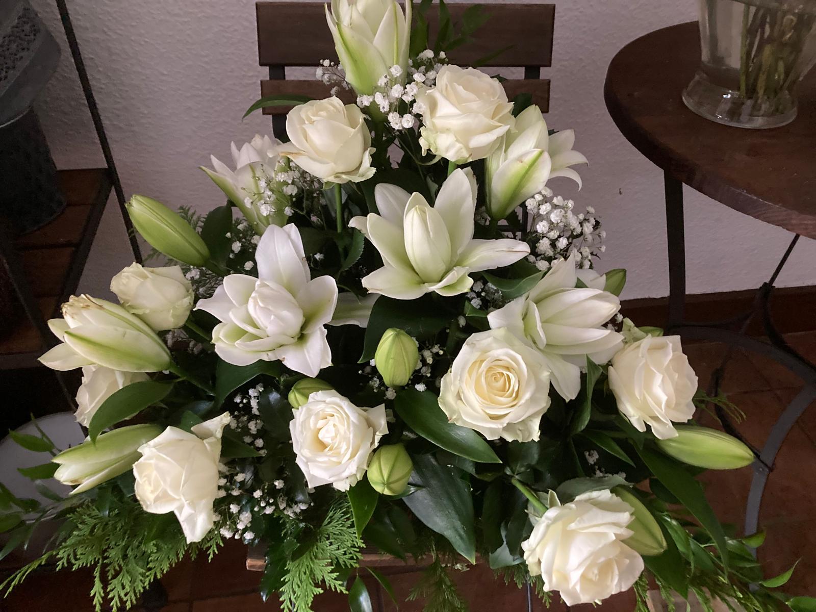 Trauergesteck mit weißen Rosen und Lilien