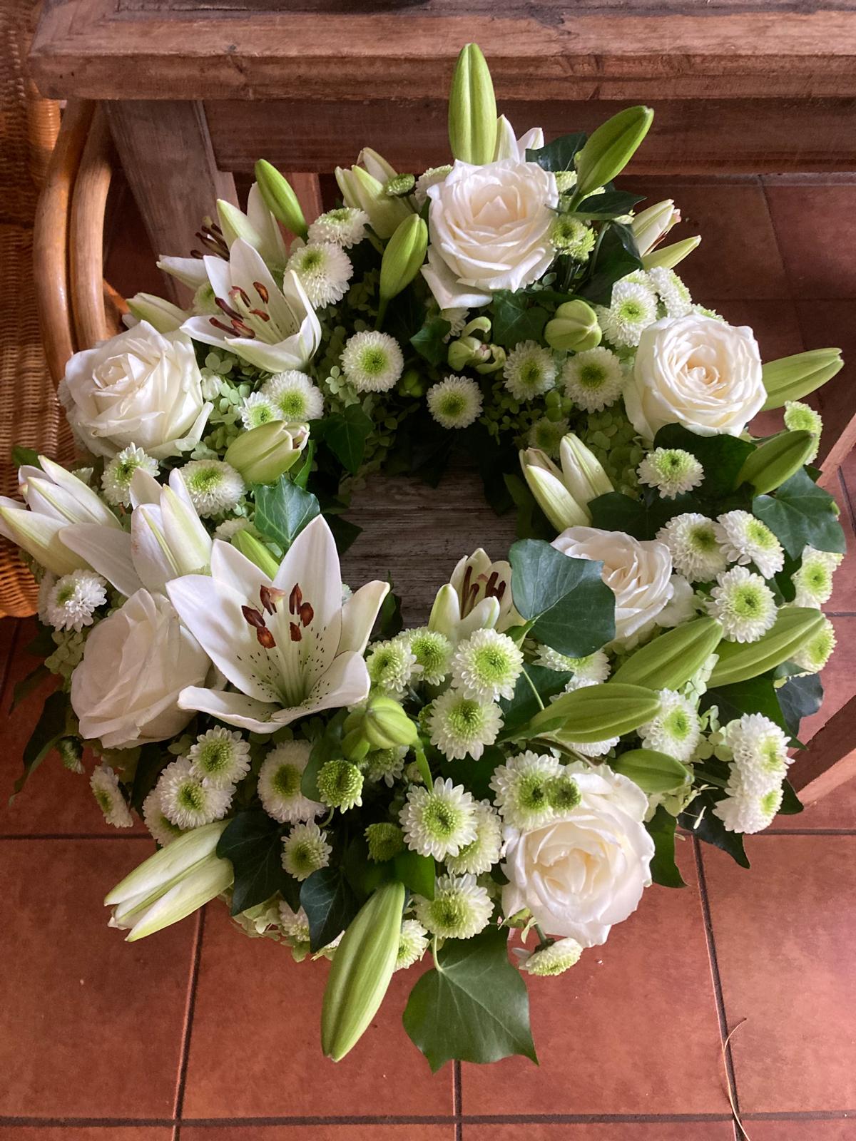 Trauerkranz mit weißen Lilien und Rosen